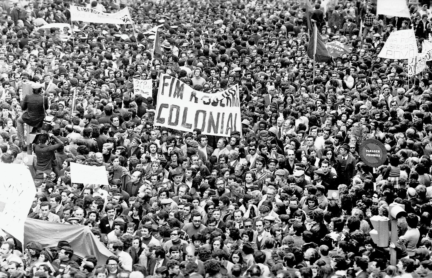 Révolution au Portugal et contestation en Roumanie : Les forces nationalistes gagnent du terrain