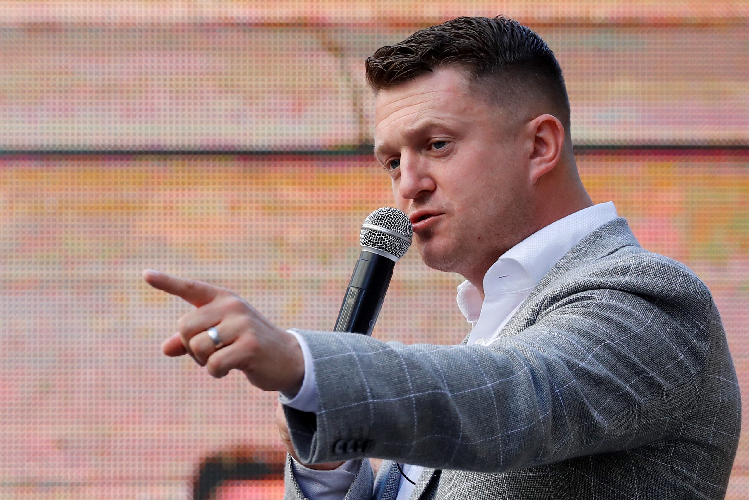 Tommy Robinson Libéré Sous Conditions Strictes