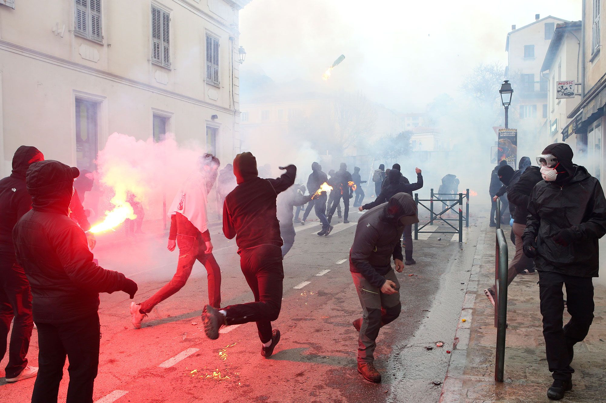 Les Corses se rebellent contre les immigrés : une éruption de colère face à l’ingérence extérieure