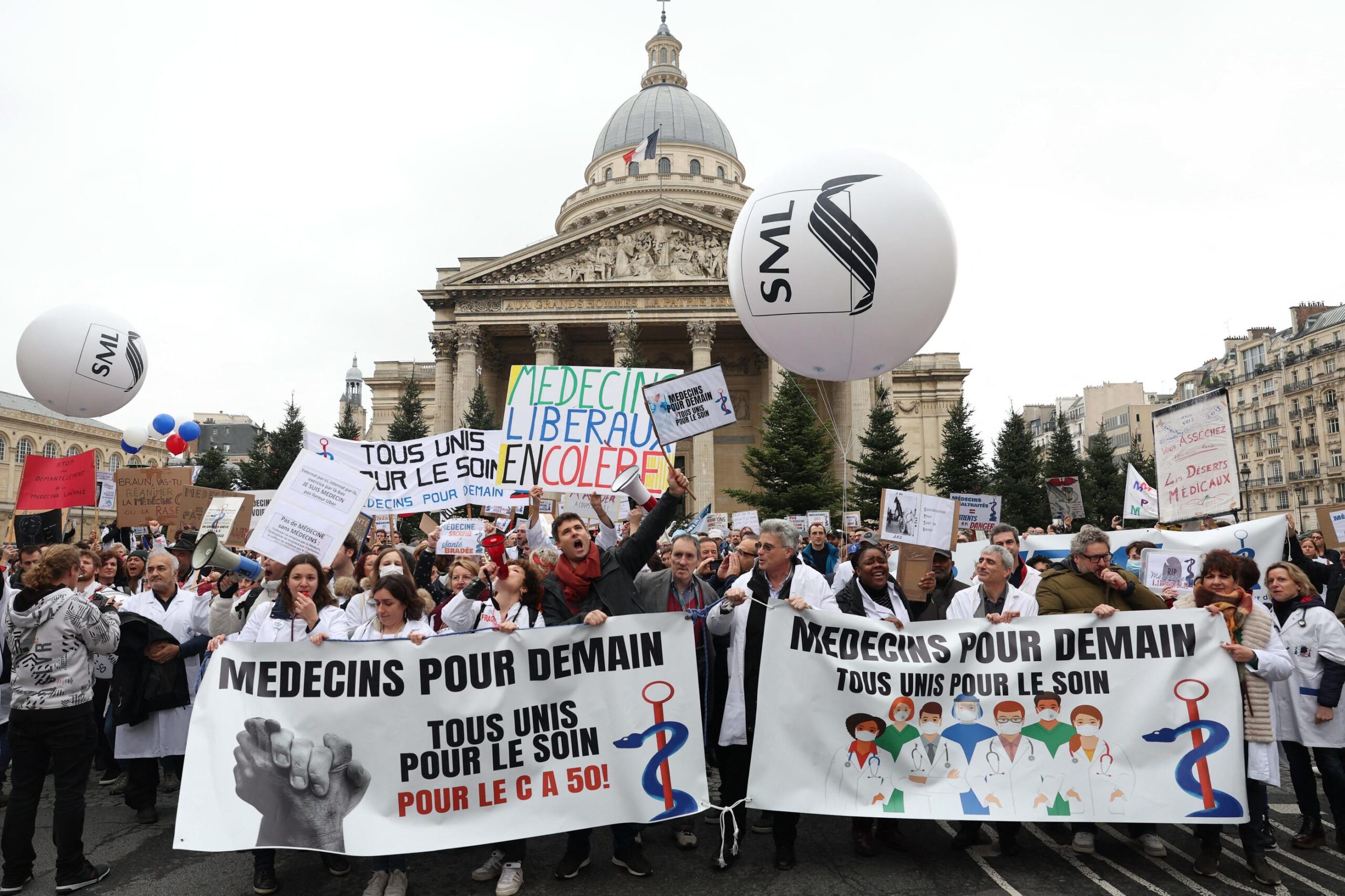 Médecin et patronat en colère : le MEDEF dénonce les « insoumis » et appelle à une manifestation massive