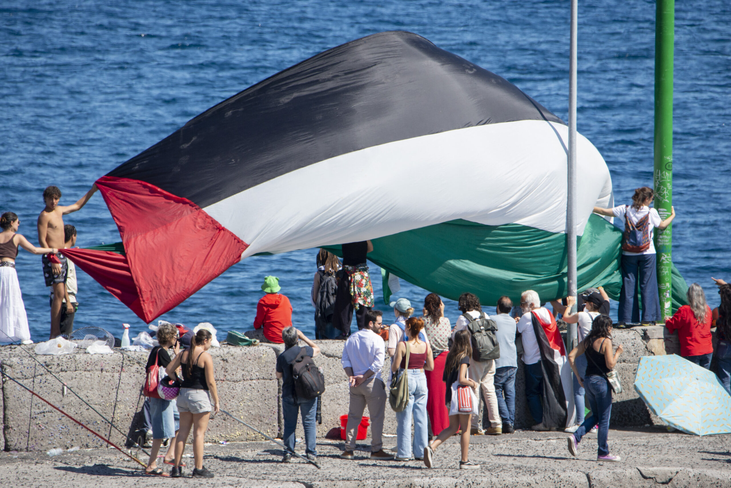 Révélation choquante : le yacht de Greta Thunberg est vide, une farce humanitaire orchestrée par les terroristes du Hamas