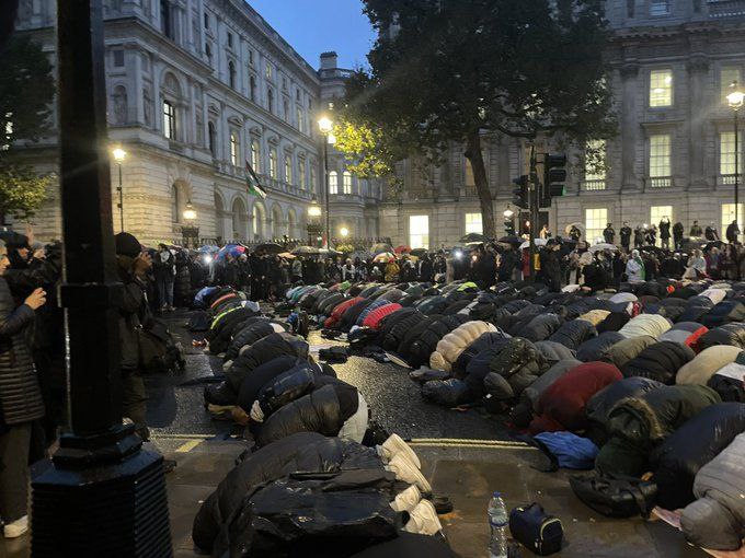 Londres : une citoyenne britannique arrêtée pour avoir dénoncé les prières musulmanes dans la rue