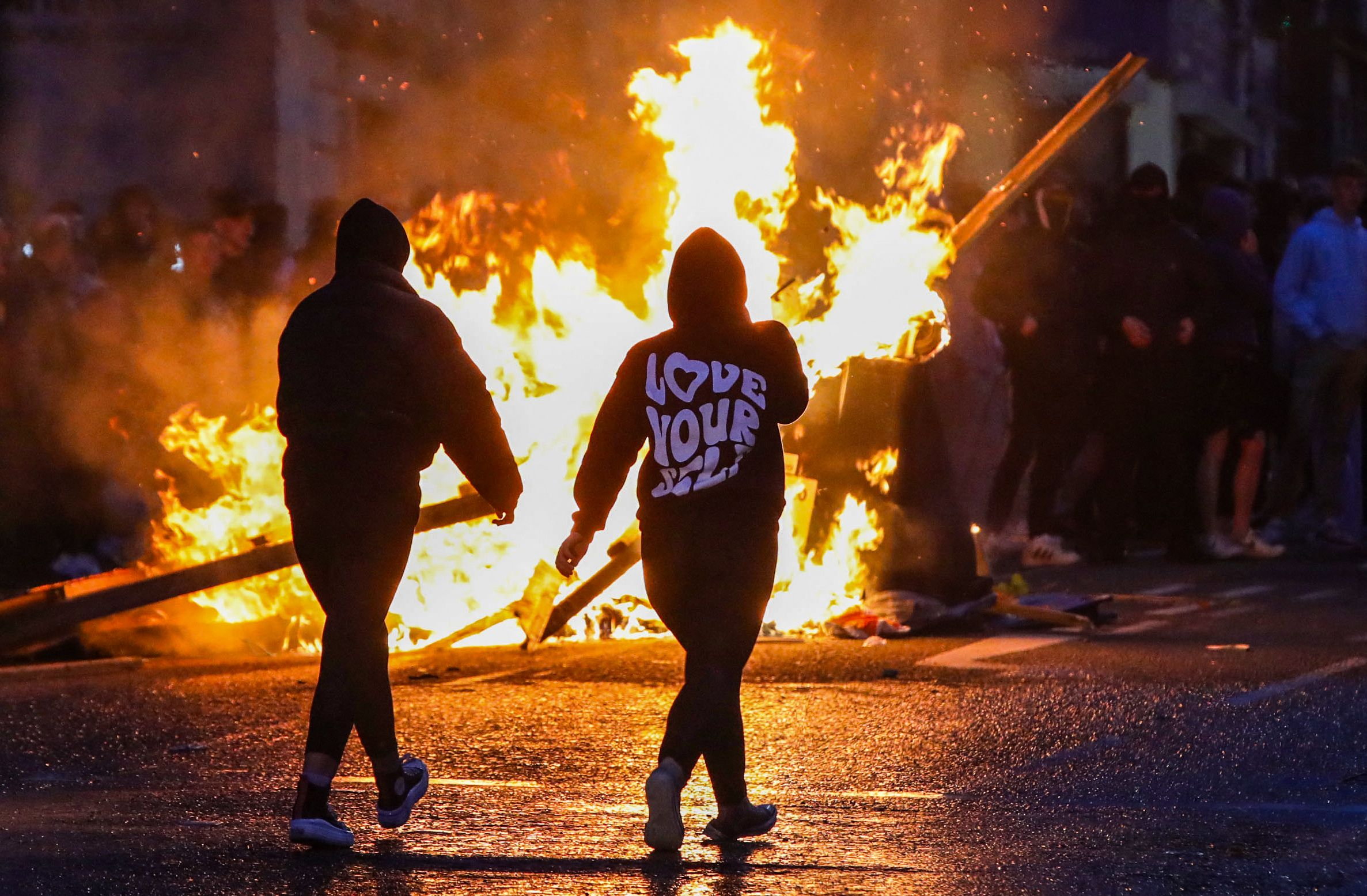 Émeutes en Irlande après le viol d’une fillette par un clandestin africain : une colère populaire inédite