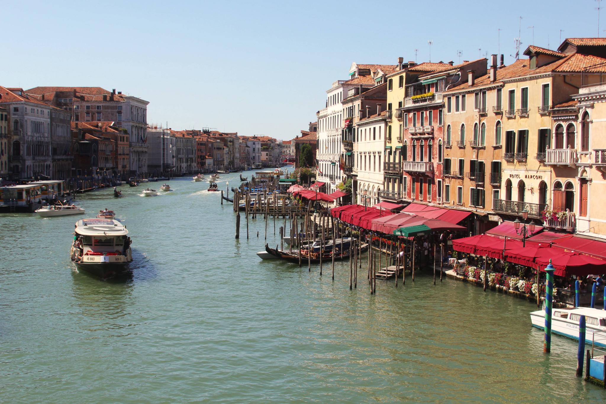 Attaque antisémite à Venise : des criminels musulmans s’en prennent à un couple juif avec violence et arrogance