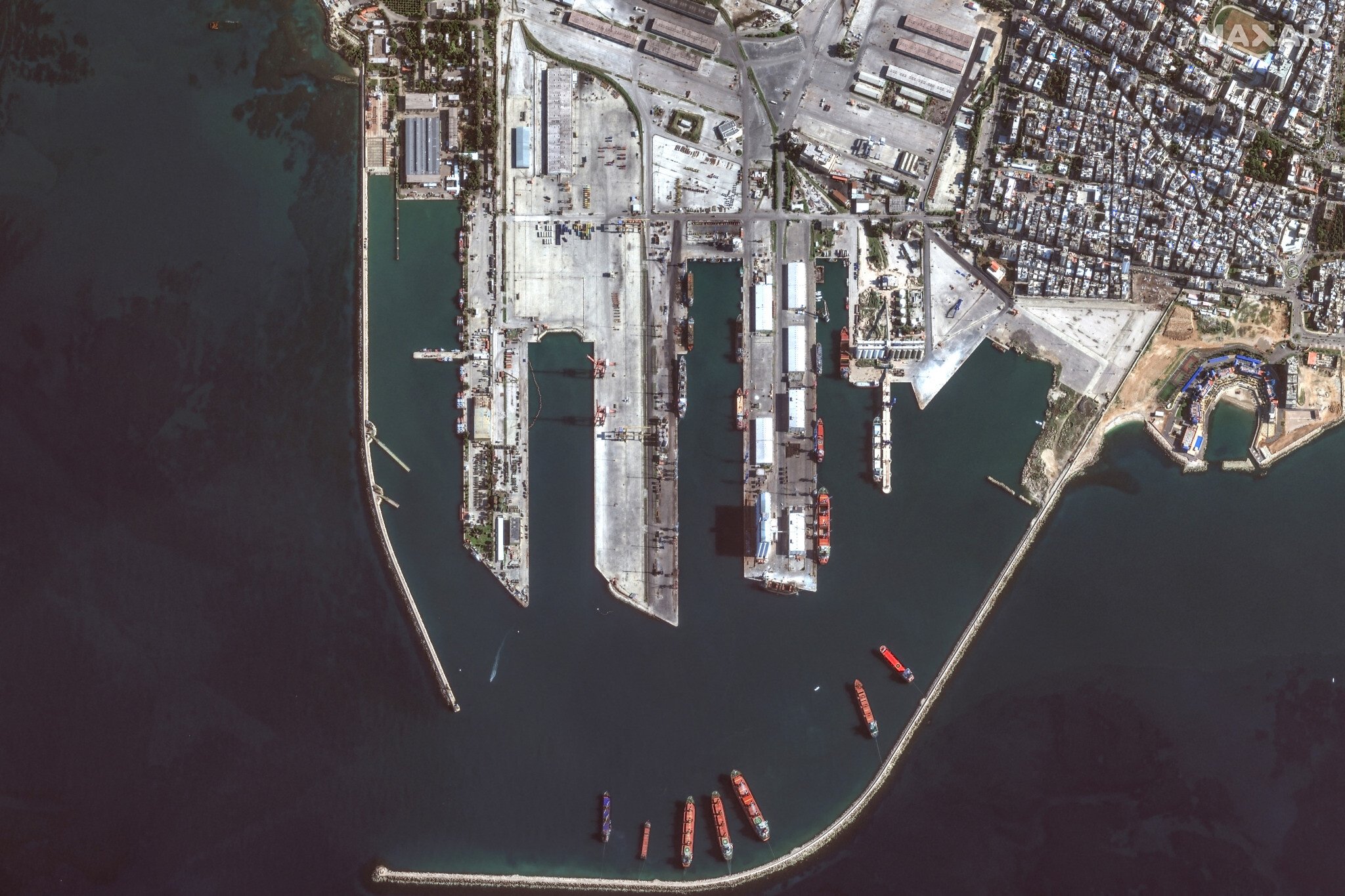 Syrie : HTC annule les accords portuaires avec la Russie et cède Tartous aux Émirats et Lattaquié à la France.